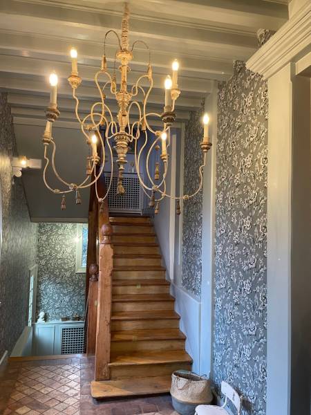 rénovation d'un escalier en bois et pose d'un papier peint à feucherolles