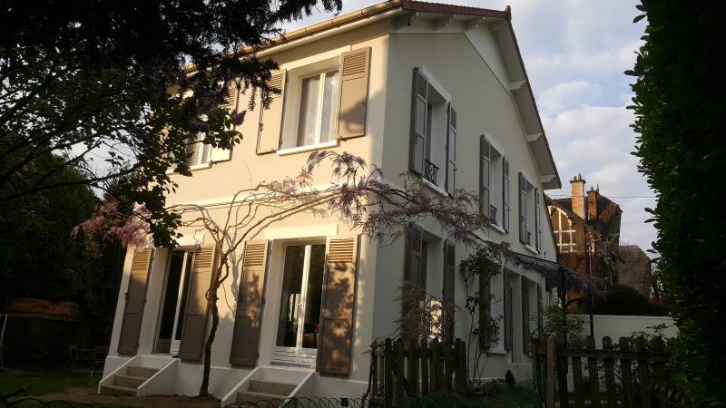 Rénovation globale de copropriété avec application d’enduit taloché, reprise des supports anciens et uniformisation des façades au Chesnay-Rocquencourt