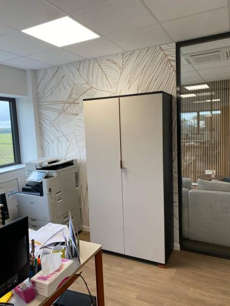 pose poster dans un bureau