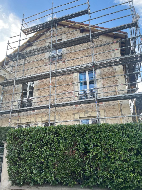 Travaux de ravalement complet au Pecq pour restaurer les façades anciennes et protéger votre maison contre l’humidité et les fissures