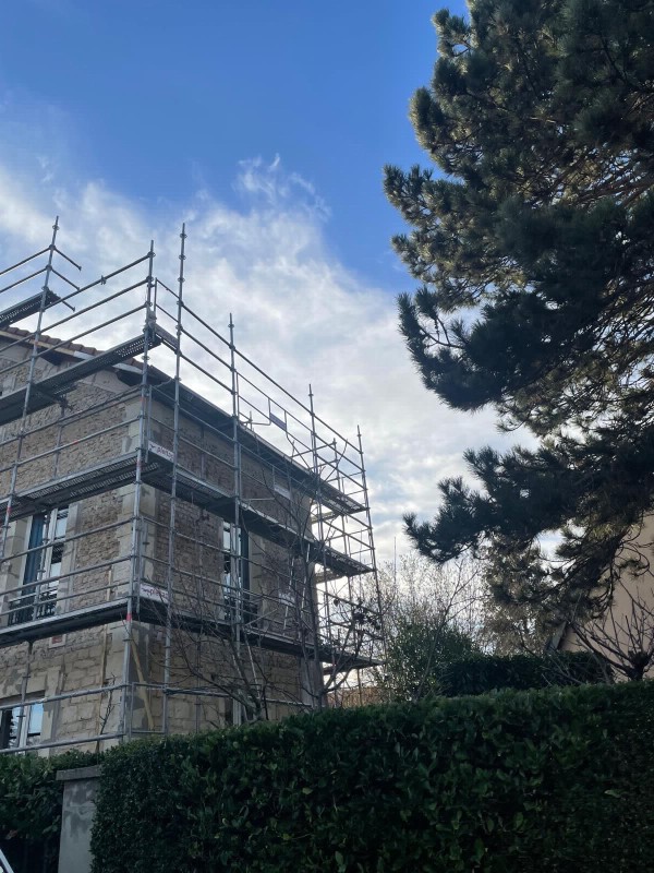 Travaux de ravalement complet au Pecq pour restaurer les façades anciennes et protéger votre maison contre l’humidité et les fissures