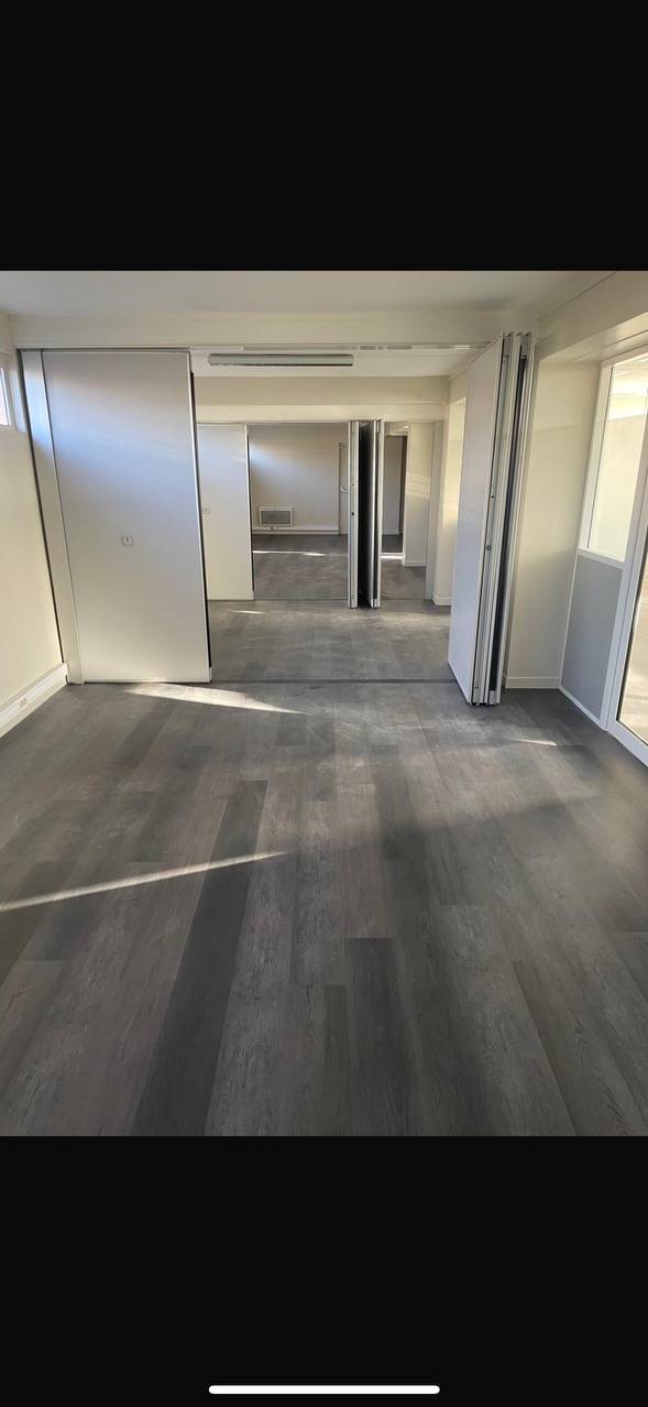 Pose de dalles PVC imitation parquet : un revêtement de sol moderne par une entreprise spécialisée en aménagement intérieur a Versailles dans les Yvelines
