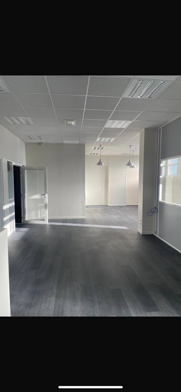 Pose de dalles PVC imitation parquet : un revêtement de sol moderne par une entreprise spécialisée en aménagement intérieur a Versailles dans les Yvelines