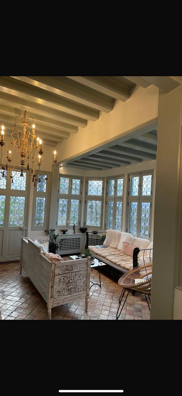 Rénovation d’escalier en bois, pose de papier peint et décoration intérieure a Feucherolles dans les Yvelines – Transformez votre espace !