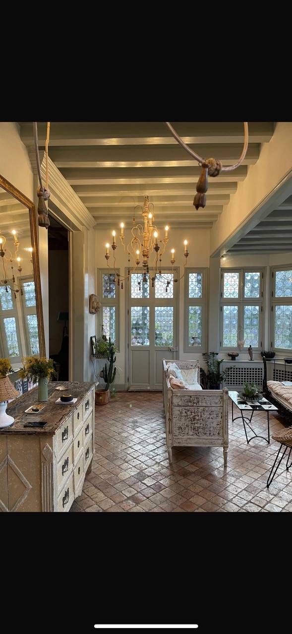 Rénovation d’escalier en bois, pose de papier peint et décoration intérieure a Feucherolles dans les Yvelines – Transformez votre espace !
