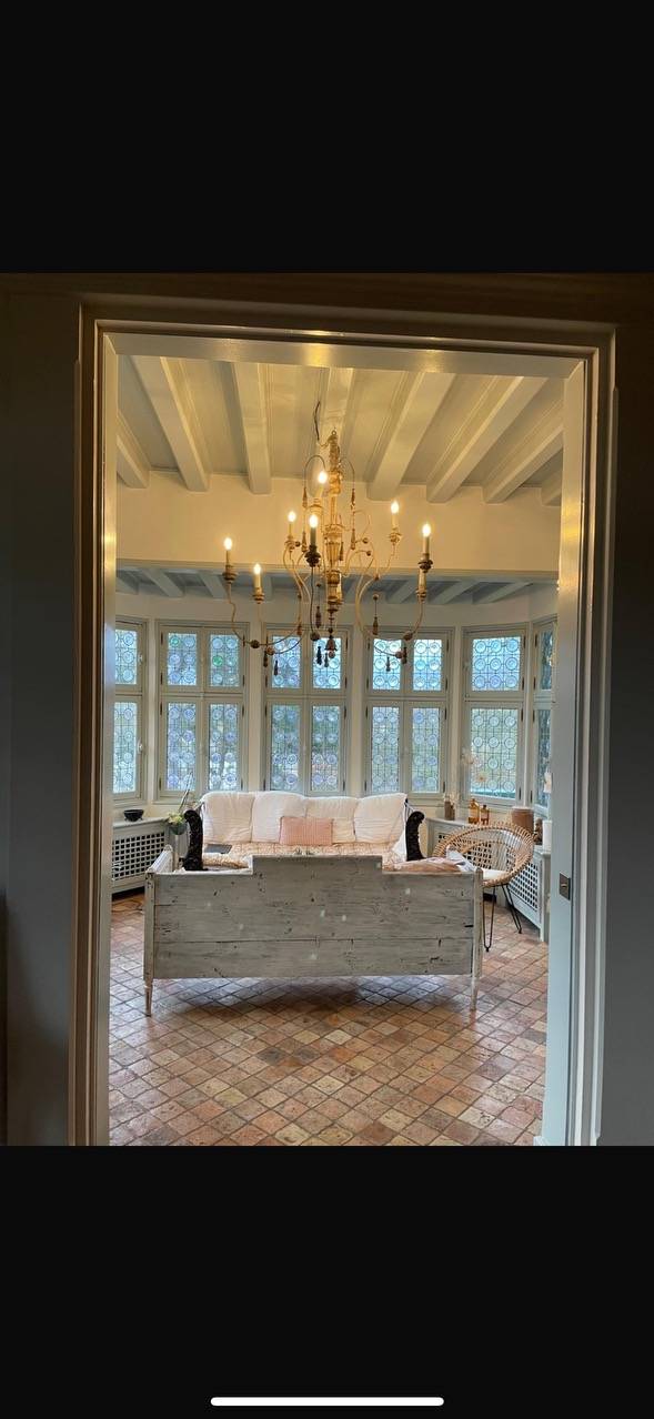 Rénovation d’escalier en bois, pose de papier peint et décoration intérieure a Feucherolles dans les Yvelines – Transformez votre espace !