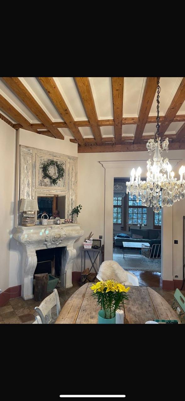 Rénovation d’escalier en bois, pose de papier peint et décoration intérieure a Feucherolles dans les Yvelines – Transformez votre espace !