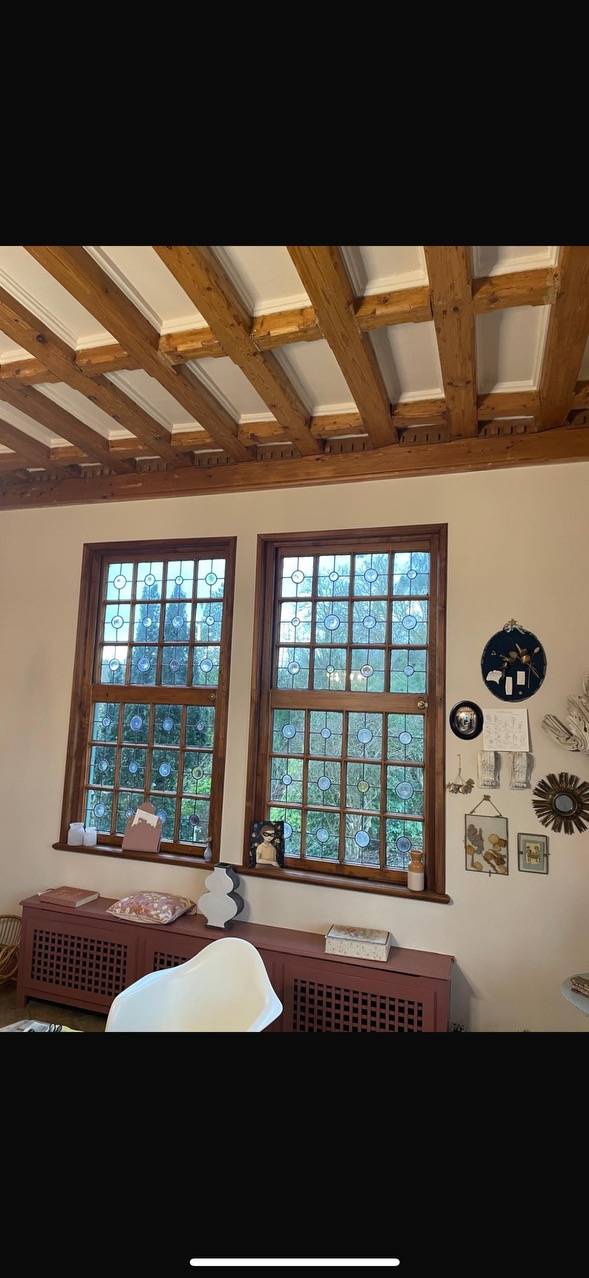Rénovation d’escalier en bois, pose de papier peint et décoration intérieure a Feucherolles dans les Yvelines – Transformez votre espace !