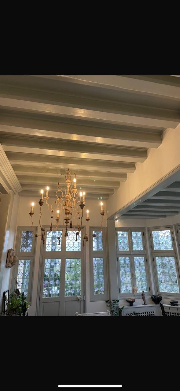 Rénovation d’escalier en bois, pose de papier peint et décoration intérieure a Feucherolles dans les Yvelines – Transformez votre espace !