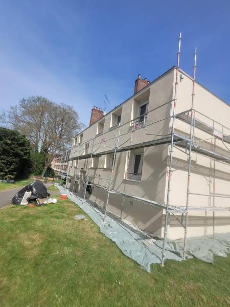 Ravalement de façade d’immeuble au Vésinet pour restaurer les murs, améliorer l’isolation et valoriser l’esthétique de votre bâtiment