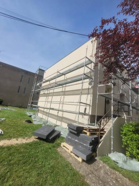 Ravalement de façade d’immeuble au Vésinet pour restaurer les murs, améliorer l’isolation et valoriser l’esthétique de votre bâtiment
