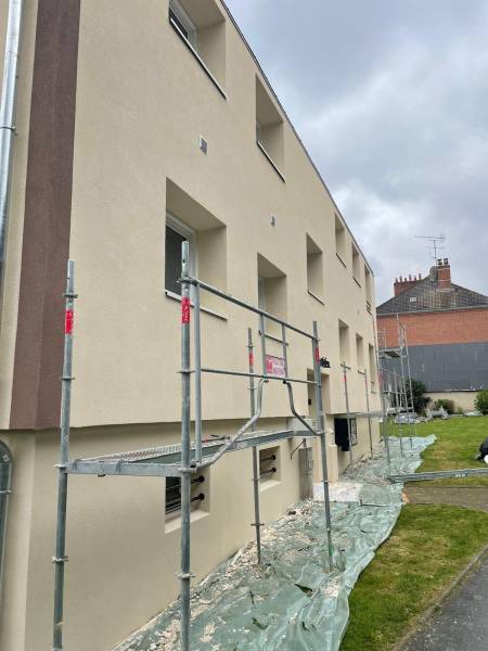 Ravalement de façade d’immeuble au Vésinet pour restaurer les murs, améliorer l’isolation et valoriser l’esthétique de votre bâtiment