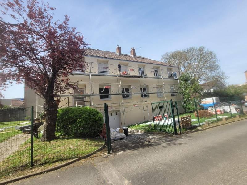 Ravalement de façade d’immeuble au Vésinet pour restaurer les murs, améliorer l’isolation et valoriser l’esthétique de votre bâtiment