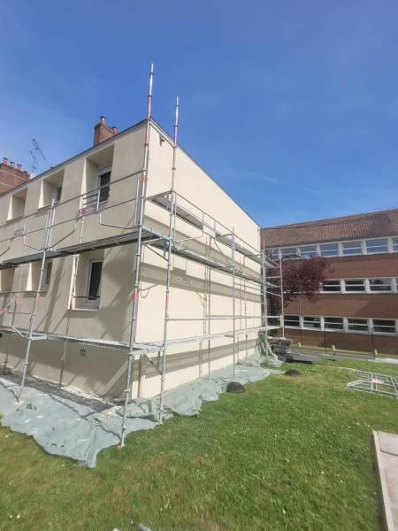 Ravalement de façade d’immeuble au Vésinet pour restaurer les murs, améliorer l’isolation et valoriser l’esthétique de votre bâtiment
