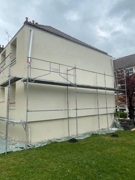 Ravalement de façade d’immeuble au Vésinet pour restaurer les murs, améliorer l’isolation et valoriser l’esthétique de votre bâtiment