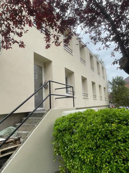 Ravalement de façade d’immeuble au Vésinet pour restaurer les murs, améliorer l’isolation et valoriser l’esthétique de votre bâtiment