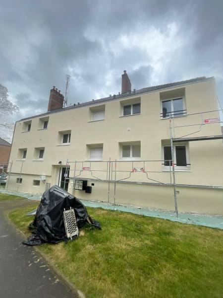 Ravalement de façade d’immeuble au Vésinet pour restaurer les murs, améliorer l’isolation et valoriser l’esthétique de votre bâtiment