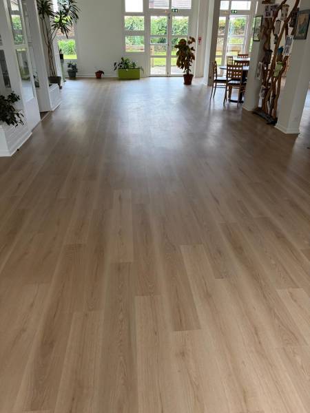 Rénovation complète des peintures intérieures et remplacement des revêtements de sol dans une maison de retraite à Maison Laffitte