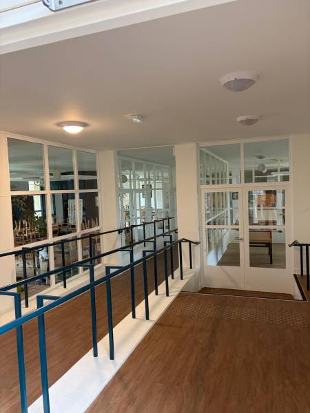 Rénovation complète des peintures intérieures et remplacement des revêtements de sol dans une maison de retraite à Maison Laffitte
