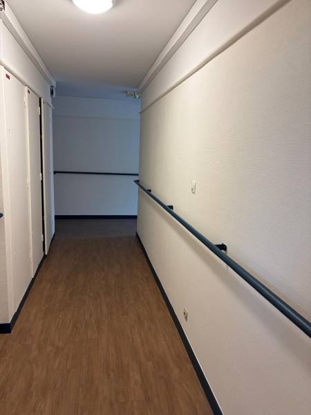 Rénovation complète des peintures intérieures et remplacement des revêtements de sol dans une maison de retraite à Maison Laffitte