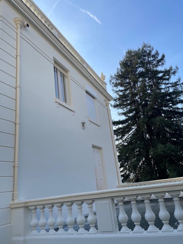 Ravalement complet de façade de maison à Saint-Germain-en-Laye pour améliorer l’esthétique, la protection et la durabilité de votre bien